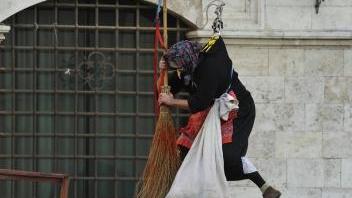 <b>VOLO </b>della befana in piazza Dante Sopra, i Briganti della Maremma