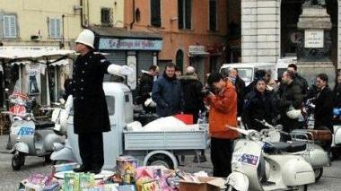 A sinistra, la Befana di vigili e Vespa Club Sopra, il tuffo a Marina dell’anno scorso