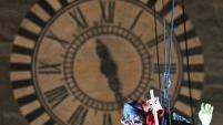 La Befana scende in volo dal campanile
