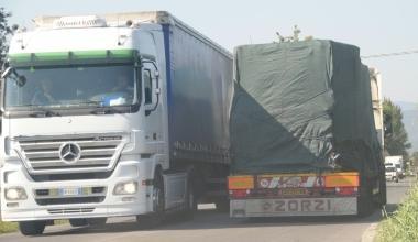Camion in transito lungo viale Europa     