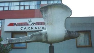 Come si presenta oggi la colomba in marmo bianco davanti al Comune