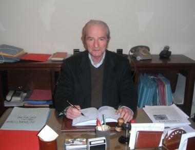 A destra don Franco Cerri Sotto un negozio aperto  