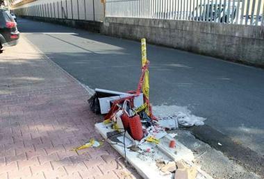 La centralina Enel divelta dalle auto in piazza della stazione 