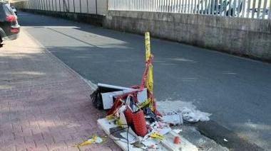 La centralina Enel divelta dalle auto in piazza della stazione