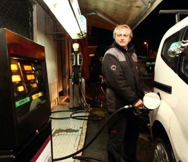 Rifornimento al distributore Duebetta di Monsummano