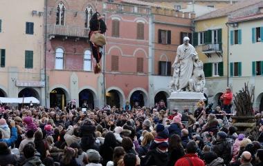 <b>FESTA IN PIAZZA </b>La folla ieri in piazza Dante per il volo della Befana (sopra). A fianco i figuranti del presepe vivente di Porto Ercole. Sotto, piccoli spettatori estasiati  