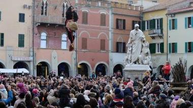 <b>FESTA IN PIAZZA </b>La folla ieri in piazza Dante per il volo della Befana (sopra). A fianco i figuranti del presepe vivente di Porto Ercole. Sotto, piccoli spettatori estasiati