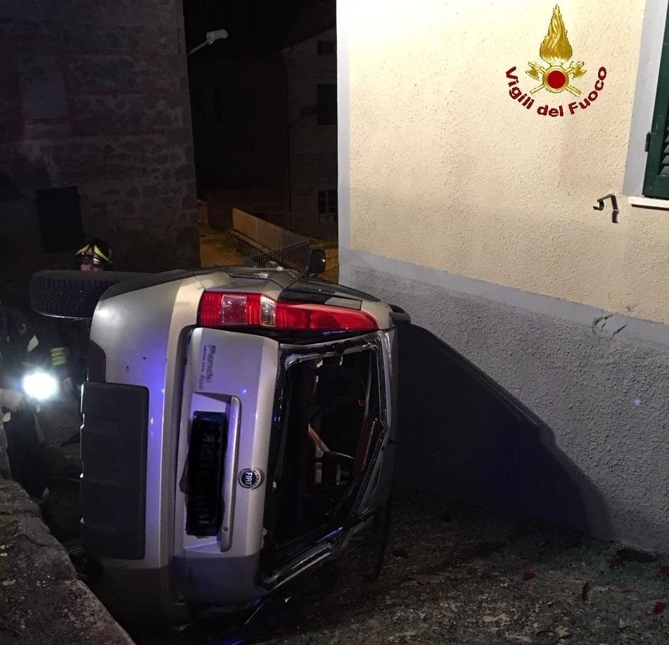 Auto fuori strada, ferita una donna