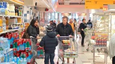 Spesa in un supermercato di Unicoop Tirreno