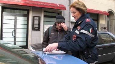 L’uomo vittima della rapina e l’agente delle volanti durante i rilievi