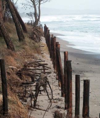 Ci&ograve; che &egrave; rimasto della spiaggia di Perelli dopo lultima violenta mareggiata 