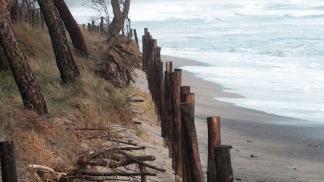 Ciò che è rimasto della spiaggia di Perelli dopo l’ultima violenta mareggiata