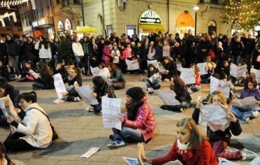Un Flash mob con tanti giovani in piazza 