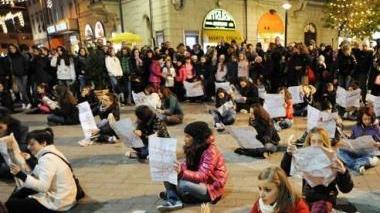 Un Flash mob con tanti giovani in piazza
