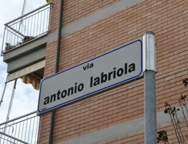 <b>LA SAGGEZZA DEI VECCHI</b> Il cartello nuovo ma sbagliato e quello vecchio ma corretto  