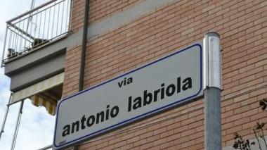 <b>LA SAGGEZZA DEI VECCHI</b> Il cartello nuovo ma sbagliato e quello vecchio ma corretto