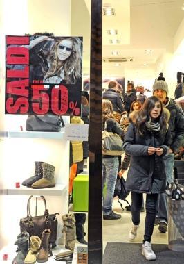 Negozi affollati ieri nel primo giorno dei saldi 