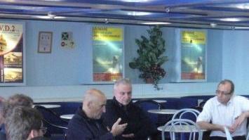 Vincenzo Onorato parla con i marittimi Toremar