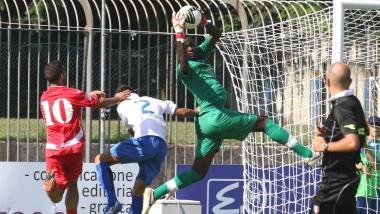 Unuscita plastica del portiere Layeni 