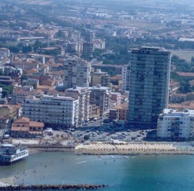 <b>LA CITT&Agrave; CHE CAMBIA </b>Qui sopra un tratto di viale Italia, in alto una veduta di Follonica dal cielo 