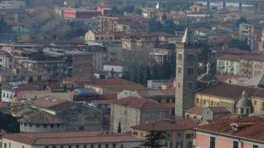 Una veduta di Sarzana e il sindaco Massimo Caleo