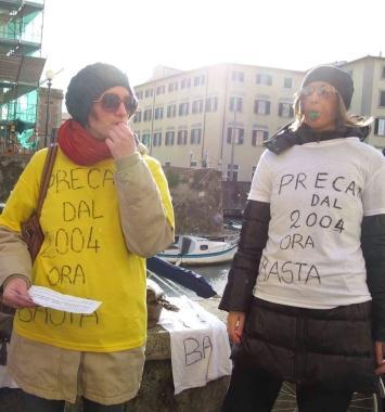 Due momenti della protesta dei precari del porto di ieri mattina   