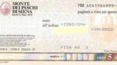 Uno degli assegni arrivati ieri ai poliziotti pisani