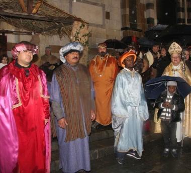 I Re Magi in piazza Duomo accanto la Befana dei Pompieri due immagini dello scorso anno 