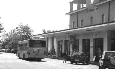 Un autobus al capolinea della stazione: la Provincia ha rafforzato i collegamenti tra lo scalo e gli ospedali 