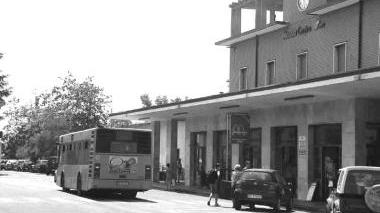 Un autobus al capolinea della stazione: la Provincia ha rafforzato i collegamenti tra lo scalo e gli ospedali
