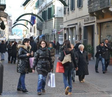 Una veduta del corso Matteotti ieri, primo giorno di saldi 