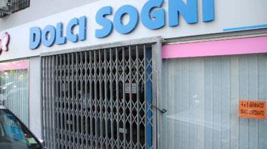 Sigilli della finanza a un negozio del centro