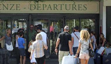 Muore d'infarto accanto al marito mentre l'aereo sta atterrando