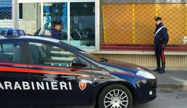 Sfasciano auto e vetrine, poi picchiano maresciallo