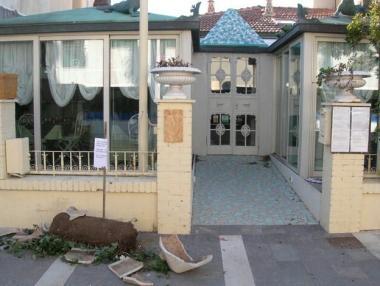 Il vaso rotto e il cartello davanti al ristorante a Marina di Cecina 