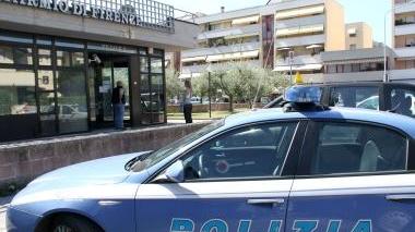 Le auto della polizia davanti alla filiale della CariFirenze