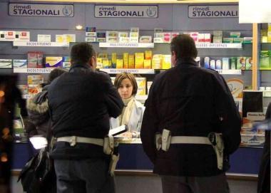I rilievi della scientifica allinterno della farmacia rapinata laltra sera 