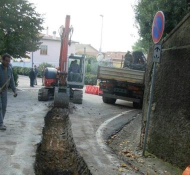 Un momento dei lavori in via delle Colline        