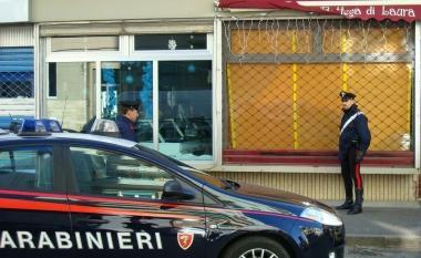 <b>ATTI VANDALICI.</b> La vertrina di un negozio ridotta in frantumi dai tre ragazzini 