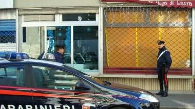 <b>ATTI VANDALICI.</b> La vertrina di un negozio ridotta in frantumi dai tre ragazzini