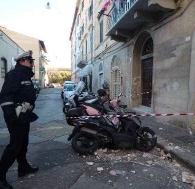 Piazza Grande transennata e intonaco sui motorini in via Gherardi Del Testa Sul posto vigili e pompieri 