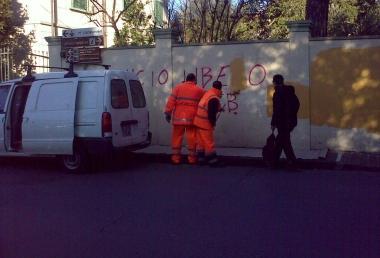 Operai al lavoro per cancellare le scritte apparse in citt&agrave; ieri mattina 