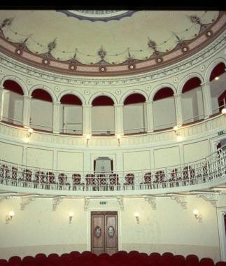 <b>NOZZE DA SOGNO.</b> Nelle cantine, sottacqua e (a destra) al teatro Castagnoli di Scansano 