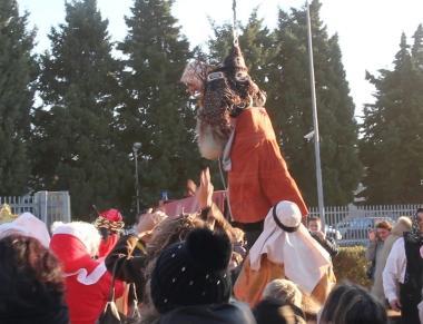 <b>LA BEFANA </b>atterra tra la folla di bambini nella caserma dei vigili del fuoco 