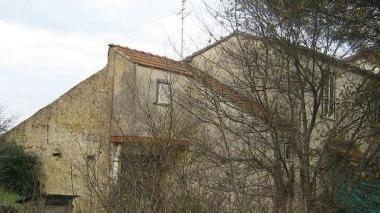 <b>GIUNCARICO SCALO.</b> Ecco la casa oggetto di ristrutturazione, al cui proprietario è stato intimato il blocco dei lavori a causa del crollo di un muro che era stato ritenuto sotto vincolo storico