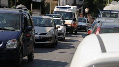 Traffico in tilt lungo via Salicchi 