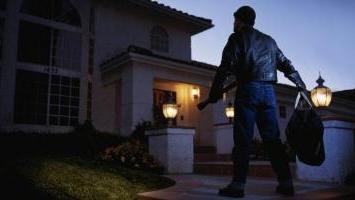 <b>COLPO A MONTEMAGNO.</b> I ladri hanno preso a ombrellate il proprietario