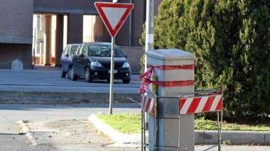 <b>RIPARATO.</b> L’armadio davanti alla farmacia riparato dall’Enel