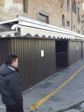 La serrata dei bancarellai in piazza del Duomo e la protesta in Comune 