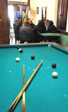 La sala biliardo e in alto caff&eacute; e liquori sul bancone del Bar Sport  